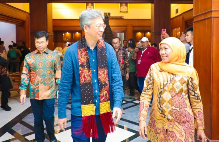 Gubernur Khofifah bertemu dengan Dubes Tiongkok di VIP Bandara Juanda untuk membahas kerjsama bidang ekonomi serta peningkatan SDM. (Foto: dok Humas Pemprov jatim)