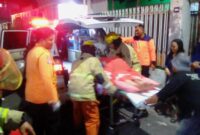 Korban luka bakar akibat ledakan kompor yang disebabkan kebocoran gas LPG dievakuasi petugas. (Foto: dok Command Center 112)
