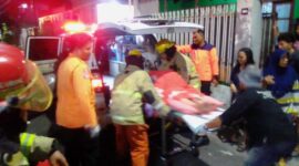 Korban luka bakar akibat ledakan kompor yang disebabkan kebocoran gas LPG dievakuasi petugas. (Foto: dok Command Center 112)