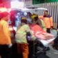 Korban luka bakar akibat ledakan kompor yang disebabkan kebocoran gas LPG dievakuasi petugas. (Foto: dok Command Center 112)