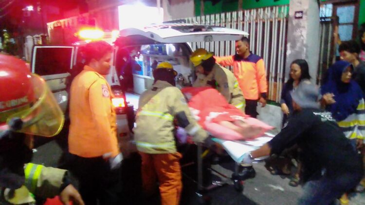 Korban luka bakar akibat ledakan kompor yang disebabkan kebocoran gas LPG dievakuasi petugas. (Foto: dok Command Center 112)