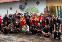 Mahasiswa UPN Veteran Jatim foto bersama KSH seusai membuat kebun Toga/dok.bicarasurabaya.com