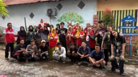Mahasiswa UPN Veteran Jatim foto bersama KSH seusai membuat kebun Toga/dok.bicarasurabaya.com