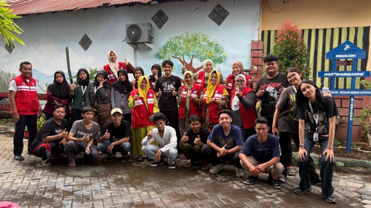 Mahasiswa UPN Veteran Jatim foto bersama KSH seusai membuat kebun Toga/dok.bicarasurabaya.com