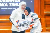 Gubenur Khofifah saat menyerahkan bonus kepada para atlet/dok.bicarasurabaya.com
