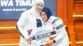 Gubenur Khofifah saat menyerahkan bonus kepada para atlet/dok.bicarasurabaya.com