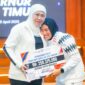 Gubenur Khofifah saat menyerahkan bonus kepada para atlet/dok.bicarasurabaya.com