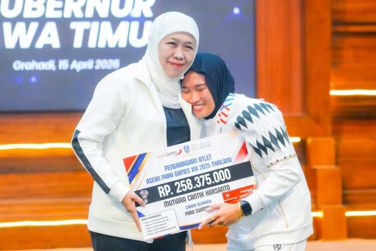 Gubenur Khofifah saat menyerahkan bonus kepada para atlet/dok.bicarasurabaya.com