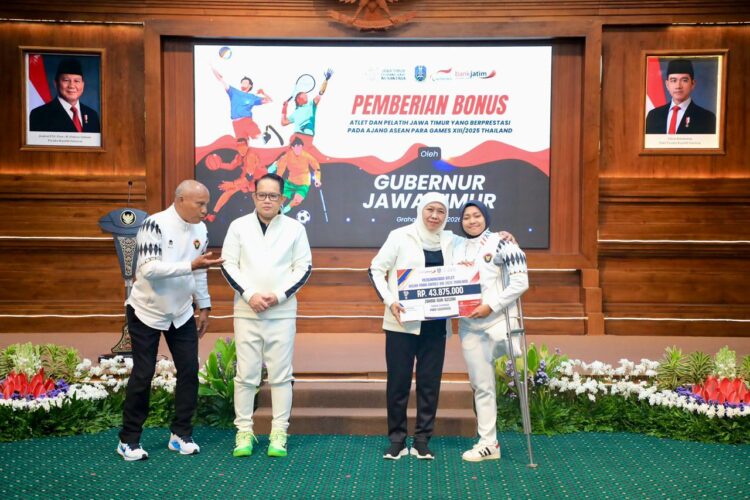 Gubenur Khofifah saat menyerahkan bonus kepada para atlet/dok.bicarasurabaya.com