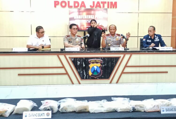 Polda Jatim pamerkan bukti kokain yang ditemukan di pesisir Sumenep/dok.bicarasurabaya.com