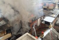 8 Rumah terbakar di pemukiman padat Kupang Segunting. Beruntung, tidka ada korban jiwa mupun luka dalam peristiwa ini. (Foto: dok Command Center 112)
