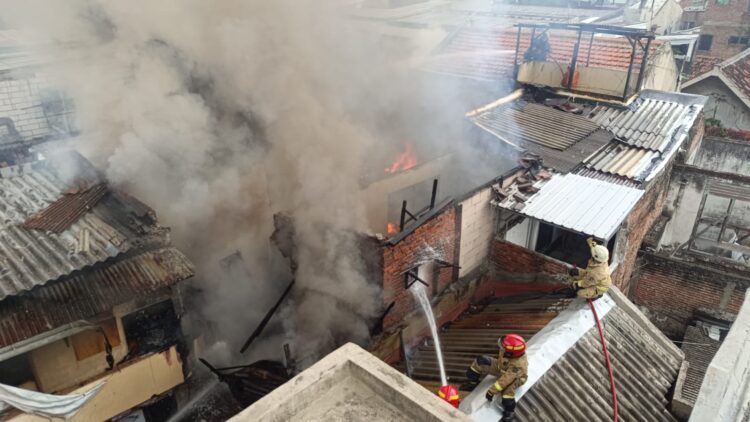 8 Rumah terbakar di pemukiman padat Kupang Segunting. Beruntung, tidka ada korban jiwa mupun luka dalam peristiwa ini. (Foto: dok Command Center 112)