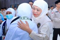 Gubernur Khofifah melepas 360 calon jamaah haji iembarkasi Surabaya di Asrama Haji Surabaya dan berpesan untuk menjaga kesehatan serta mendoakan agar Indonesia selalu kuat. (Foto: Istimewa)
