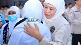 Gubernur Khofifah melepas 360 calon jamaah haji iembarkasi Surabaya di Asrama Haji Surabaya dan berpesan untuk menjaga kesehatan serta mendoakan agar Indonesia selalu kuat. (Foto: Istimewa)