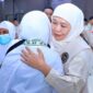 Gubernur Khofifah melepas 360 calon jamaah haji iembarkasi Surabaya di Asrama Haji Surabaya dan berpesan untuk menjaga kesehatan serta mendoakan agar Indonesia selalu kuat. (Foto: Istimewa)