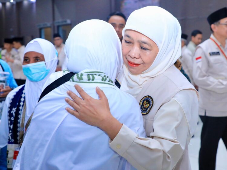 Gubernur Khofifah melepas 360 calon jamaah haji iembarkasi Surabaya di Asrama Haji Surabaya dan berpesan untuk menjaga kesehatan serta mendoakan agar Indonesia selalu kuat. (Foto: Istimewa)