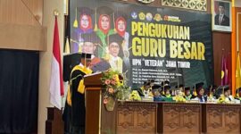 Prof Catur saat menyampaikan orasi ilmiahnya dalam pengukuhan guru besarnya/dok.bicarasurabaya.com