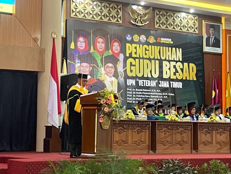 Prof Catur saat menyampaikan orasi ilmiahnya dalam pengukuhan guru besarnya/dok.bicarasurabaya.com