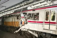 Kondisi Lokomotif KA Argo Bromo yang masuk ke dalma gerbong KRL di Stasiun Bekasi Timur. (Foto: Istimewa)