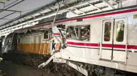 Kondisi Lokomotif KA Argo Bromo yang masuk ke dalma gerbong KRL di Stasiun Bekasi Timur. (Foto: Istimewa)