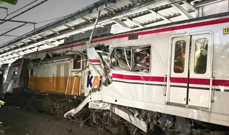 Kondisi Lokomotif KA Argo Bromo yang masuk ke dalma gerbong KRL di Stasiun Bekasi Timur. (Foto: Istimewa)
