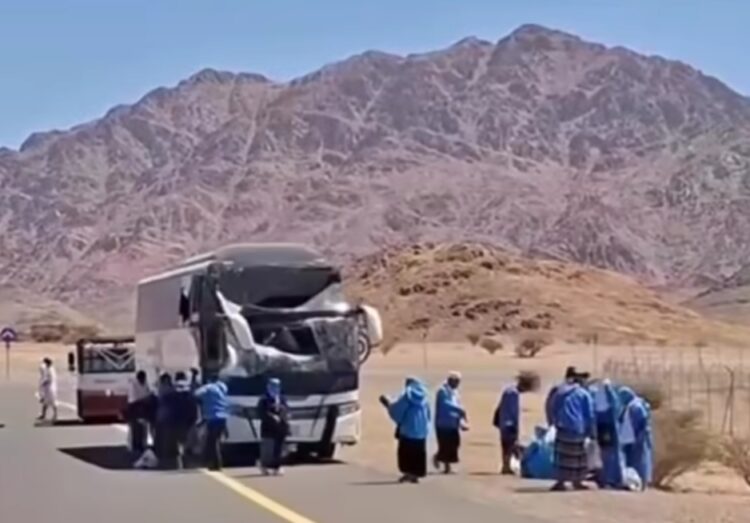 Bus ziarah yang ditumpangi jamaah haji asal Probolinggo alami kecelakaan di Madinah. (Foto @bolinggo.co)
