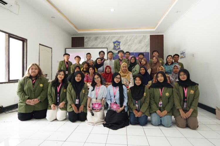 Foto bersama usai workshop di kantor kelurahan/dok.bicarasurabaya.com