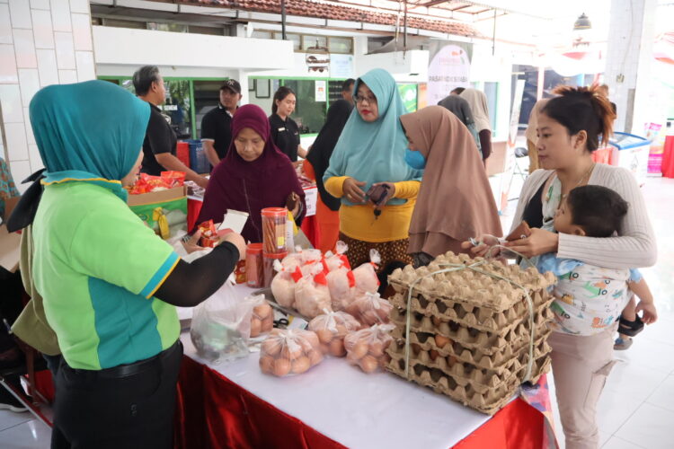 Kota Surabaya tetap gelar Pasar Murah usai Lebaran untuk menekan harga dipasaran. (Foto: dok Diskominfo Surabaya)