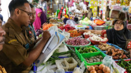 Petugas melakukan pengecekan harga bahan pokok di salah satu Pasar tradisional di Kota Surabaya (Foto: Pemkot Surabaya)