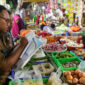 Petugas melakukan pengecekan harga bahan pokok di salah satu Pasar tradisional di Kota Surabaya (Foto: Pemkot Surabaya)