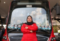 Kisah Kartini asal Surabaya yang tak mau kalah dengan kaum adam dalam dunia bus.