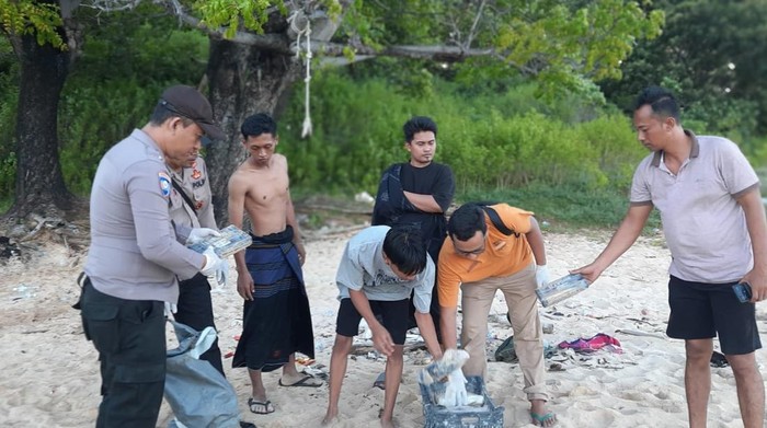 Warga menemukan puluhan paket diduga narkoba jenis heroin di pesisir pantai di Sumenep. (Foto: dok/Istimewa)