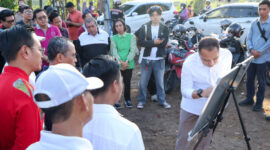 Wali Kota Eri menjelaskan skema untuk atasi banjir di kawasan Ketintang. (Foto: dok Diskominfo)