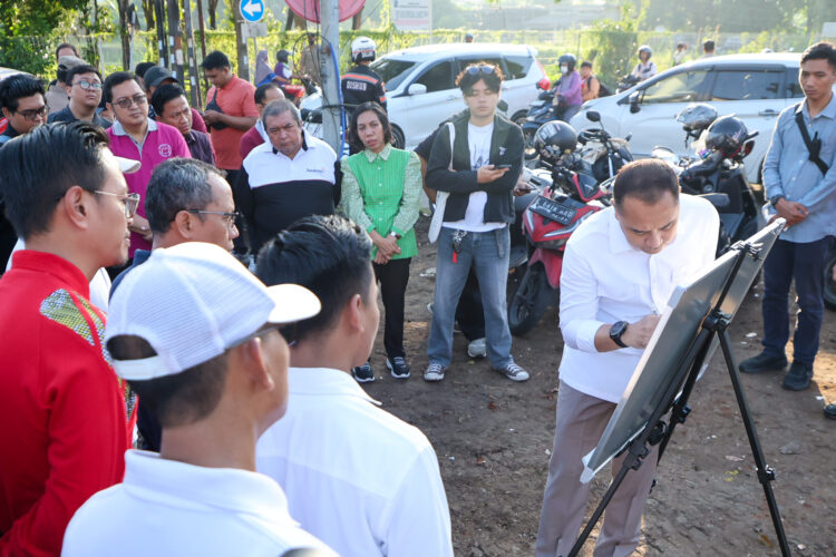 Wali Kota Eri menjelaskan skema untuk atasi banjir di kawasan Ketintang. (Foto: dok Diskominfo)