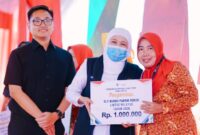 Gubernur Khofifah saat membagikan BLT/dok.bicarasurabaya.com