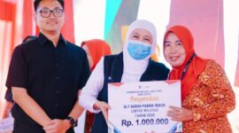 Gubernur Khofifah saat membagikan BLT/dok.bicarasurabaya.com