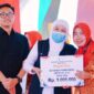 Gubernur Khofifah saat membagikan BLT/dok.bicarasurabaya.com