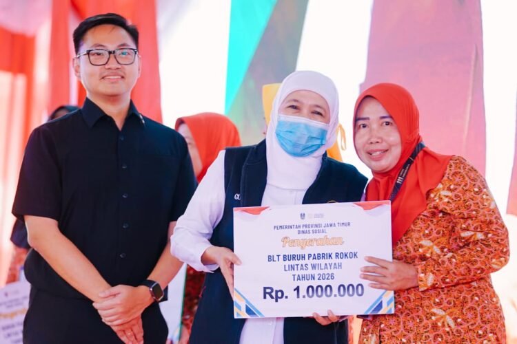 Gubernur Khofifah saat membagikan BLT/dok.bicarasurabaya.com