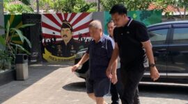 Buronan ditangkap Tim Tabur Kejari Surabaya di sebuah Toko Meubel di kawasan Kapas Krampung Surabaya. (Foto: Istimewa)