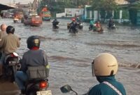 Hujan deras sejak Selasa (19/5) membuat sungai di Pasuruan meluap dan menggenangi Jalur Pantura serta 6 desa terdampak (Foto: Istimewa)