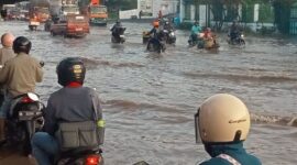Hujan deras sejak Selasa (19/5) membuat sungai di Pasuruan meluap dan menggenangi Jalur Pantura serta 6 desa terdampak (Foto: Istimewa)