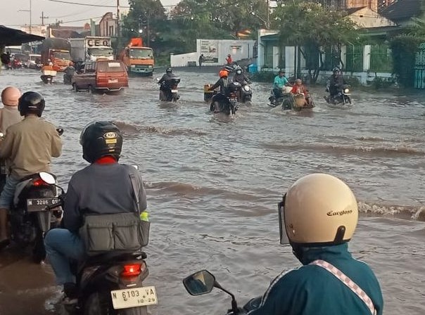 Hujan deras sejak Selasa (19/5) membuat sungai di Pasuruan meluap dan menggenangi Jalur Pantura serta 6 desa terdampak (Foto: Istimewa)