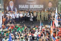 Gubernur Khofifah bersama para buruh/dok.bicarasurabaya.com