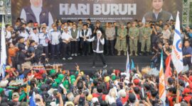 Gubernur Khofifah bersama para buruh/dok.bicarasurabaya.com