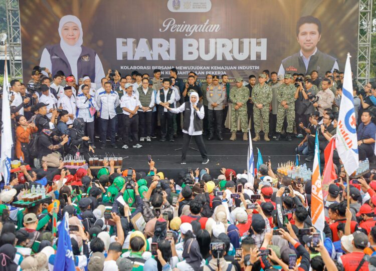 Gubernur Khofifah bersama para buruh/dok.bicarasurabaya.com