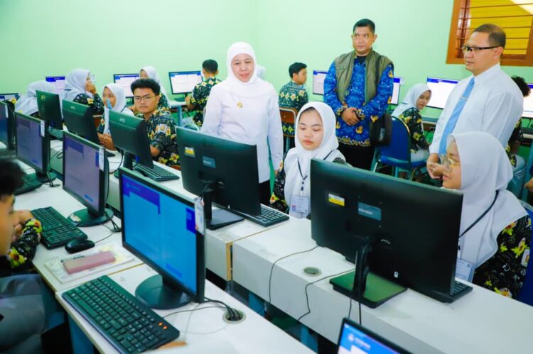 Gubernur Khofifah meninjau siswa ujian/dok.bicarasurabaya.com