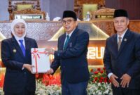 Gubernur Khofifah menyerahkan Laporan Keterangan Pertanggungjawaban (LKPJ)kepada Ketua DPRD Jatim/dok.bicarasurabaya.com