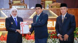 Gubernur Khofifah menyerahkan Laporan Keterangan Pertanggungjawaban (LKPJ)kepada Ketua DPRD Jatim/dok.bicarasurabaya.com