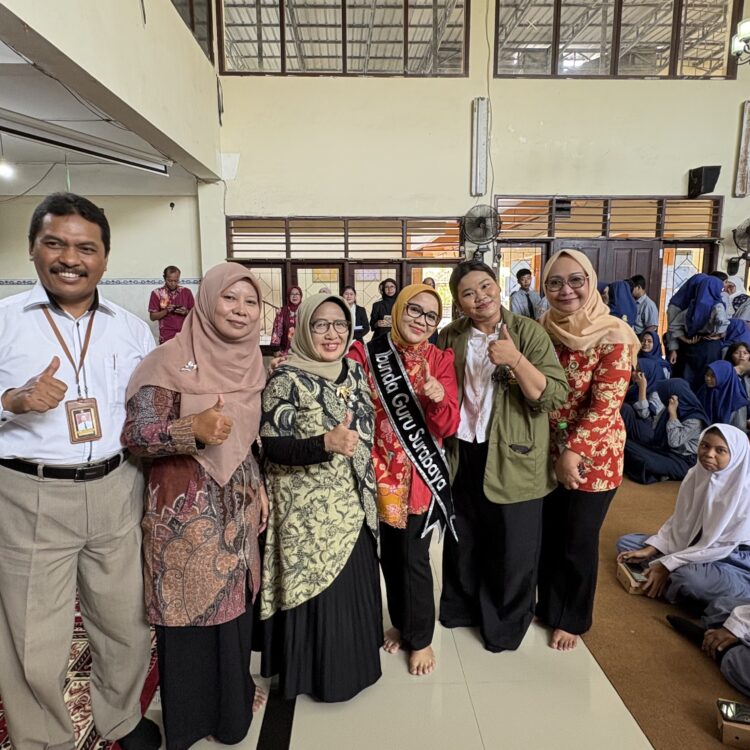 Dosen UPN foto bersama dengan Penasihat Dharma Wanita Persatuan Kota Surabaya, Rini Indriyani/dok.bicarasurabaya.com