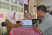 Wali murid saat menanyakan sistem SPMB/dok.Diskominfo Surabaya